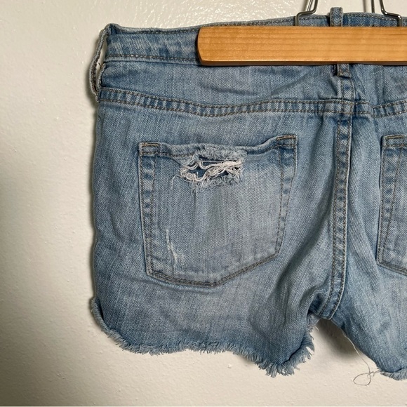 Bullhead Denim Cut Off Shorts Light Wash Distressed - Picture 8 of 10